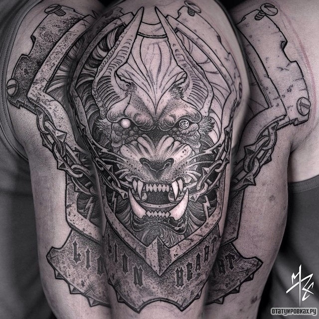 Фотография татуировки под названием «Латы в виде демона на цепи»