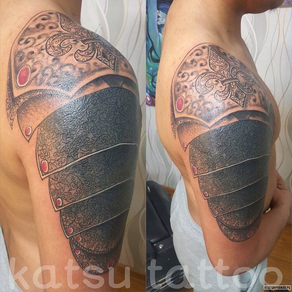 Фотография татуировки под названием «Латы в виде черного узора»