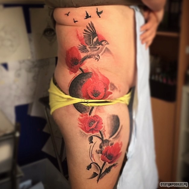 Фотография татуировки под названием «Мак с птичками»