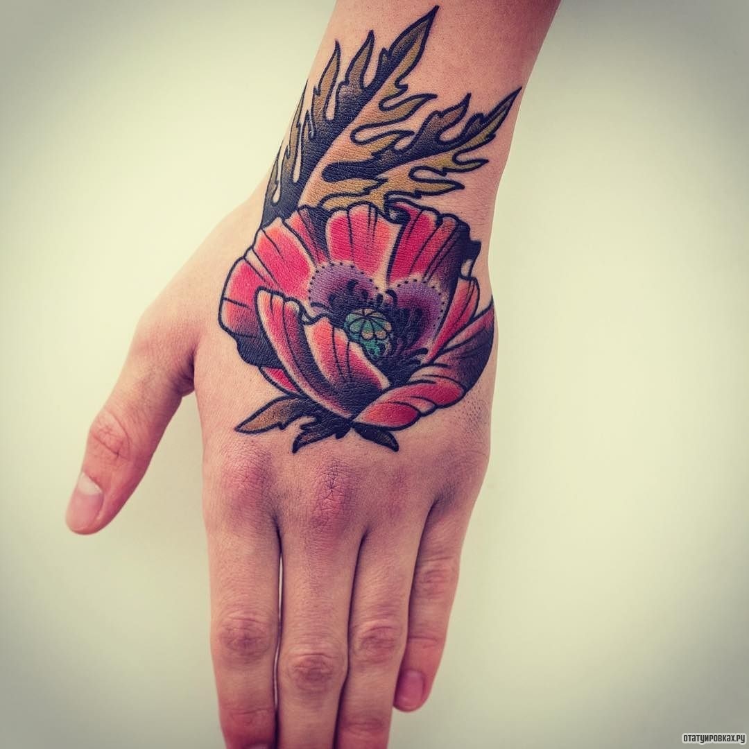 Фотография татуировки под названием «Мак с листьями»
