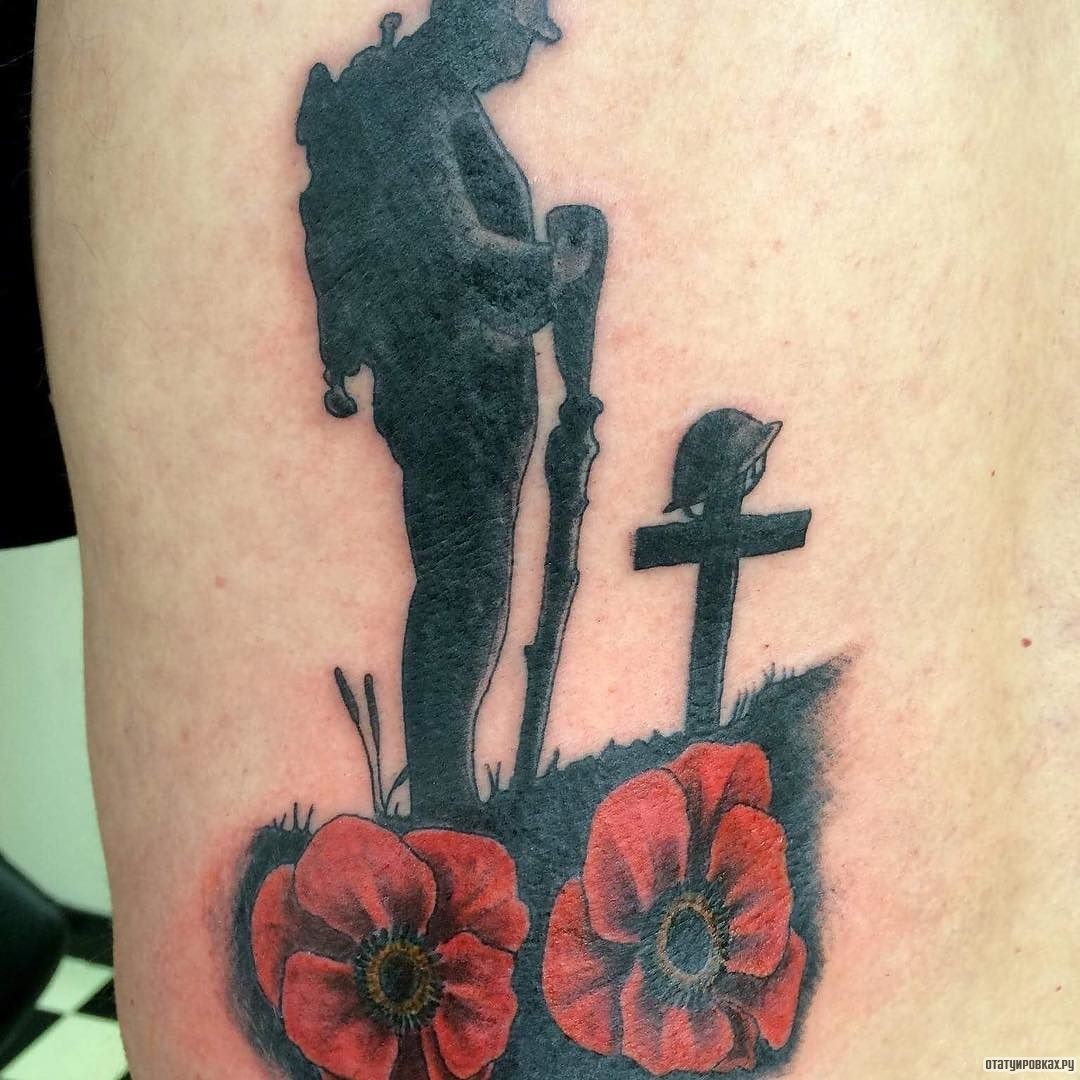 Фотография татуировки под названием «Мак на кладбище»
