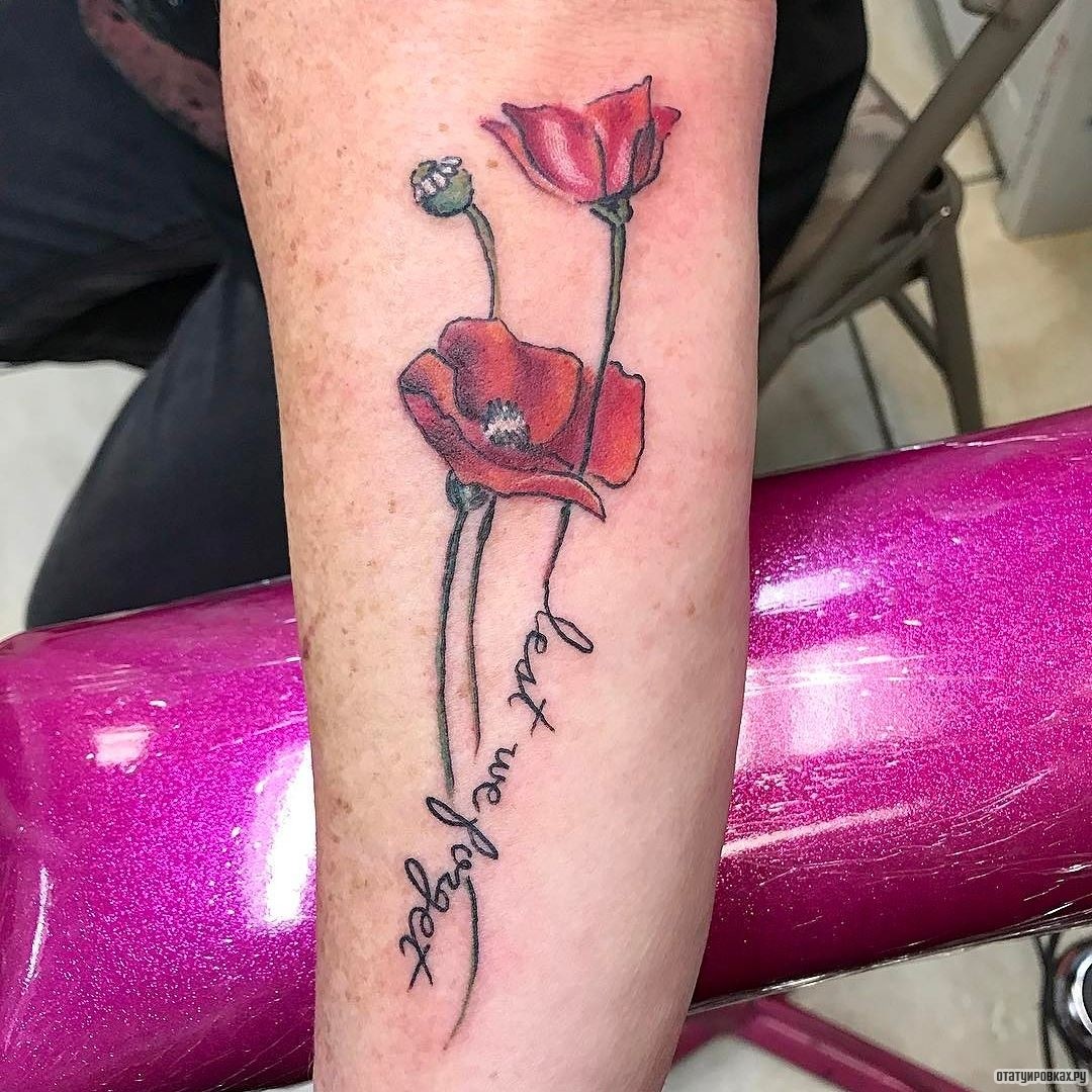 Фотография татуировки под названием «Цветы мака с надписью»