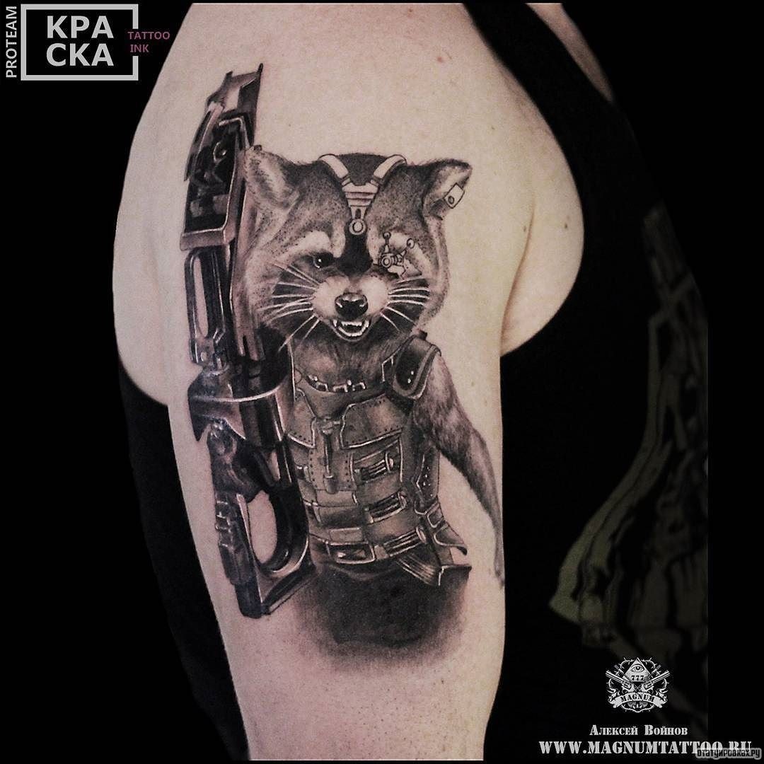 Фотография татуировки под названием «Енот с оружием»