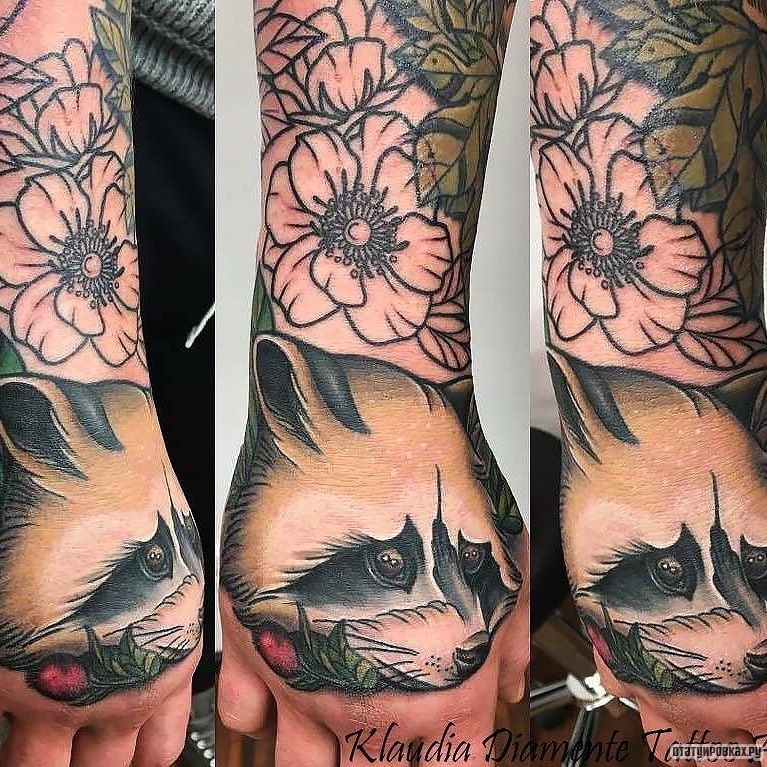 Фотография татуировки под названием «Енот с цветами»