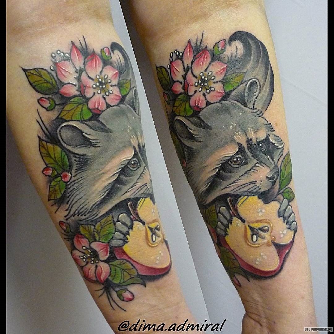 Фотография татуировки под названием «Енот с яблоком и цветами»