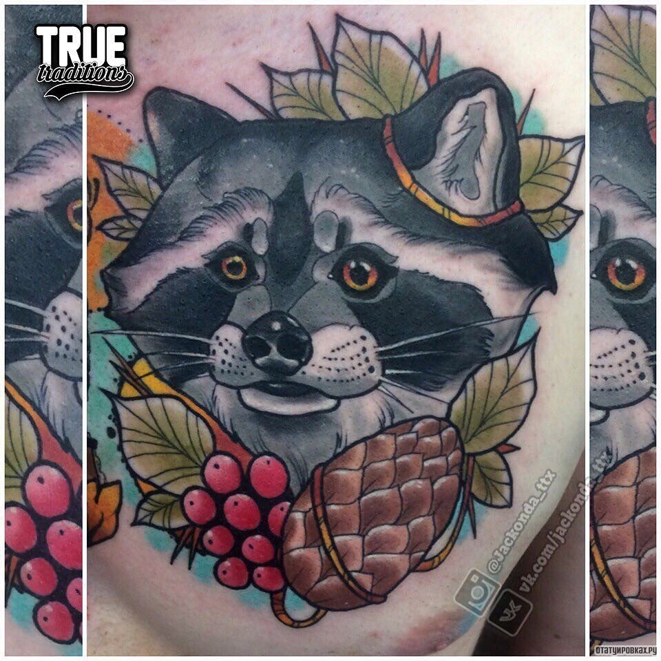 Фотография татуировки под названием «Енот с ягодами и шишками»
