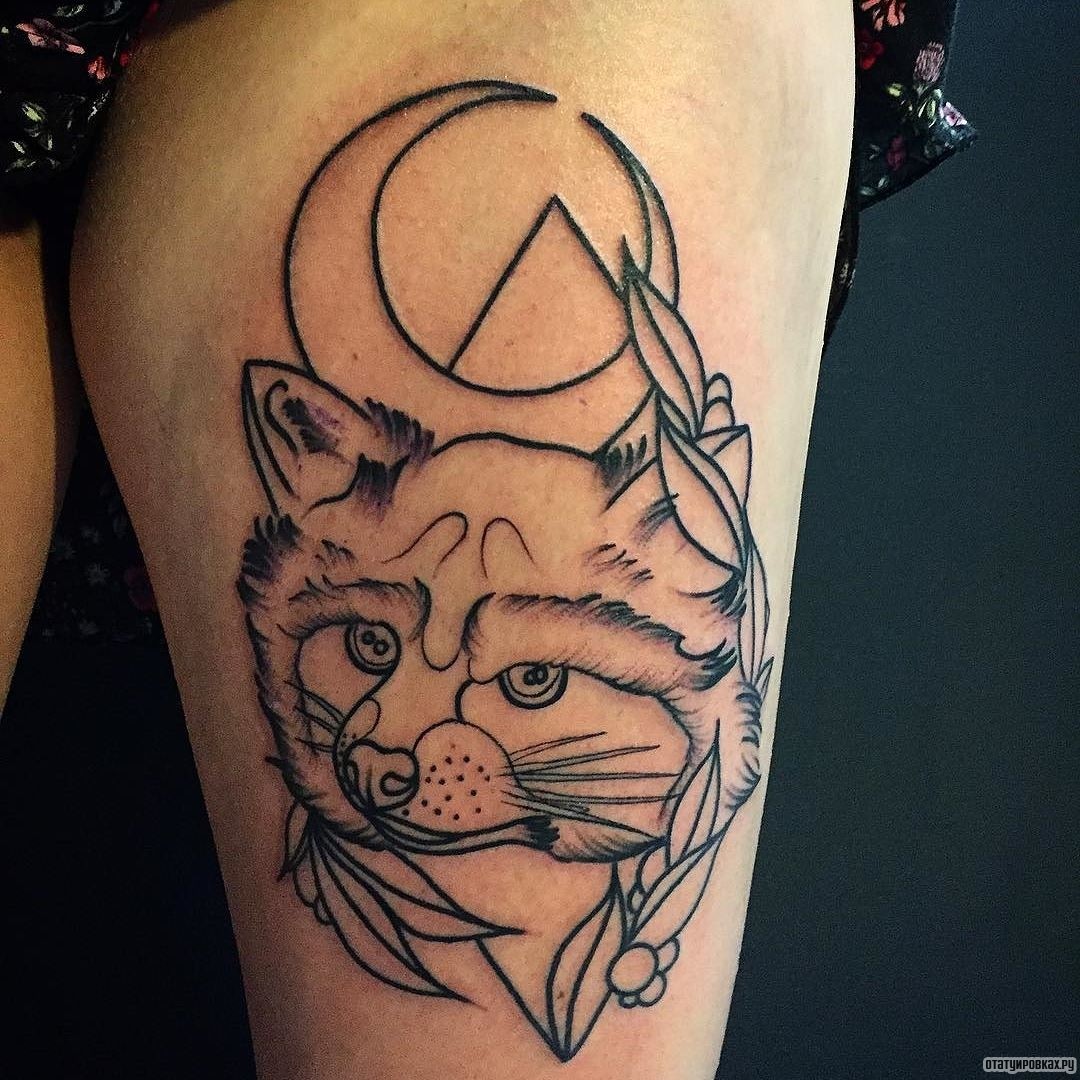 Фотография татуировки под названием «Енот, месяц и горы»