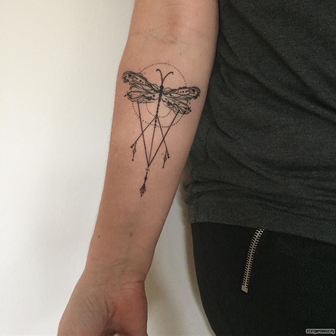 Фотография татуировки под названием «Стрекоза с узорами»