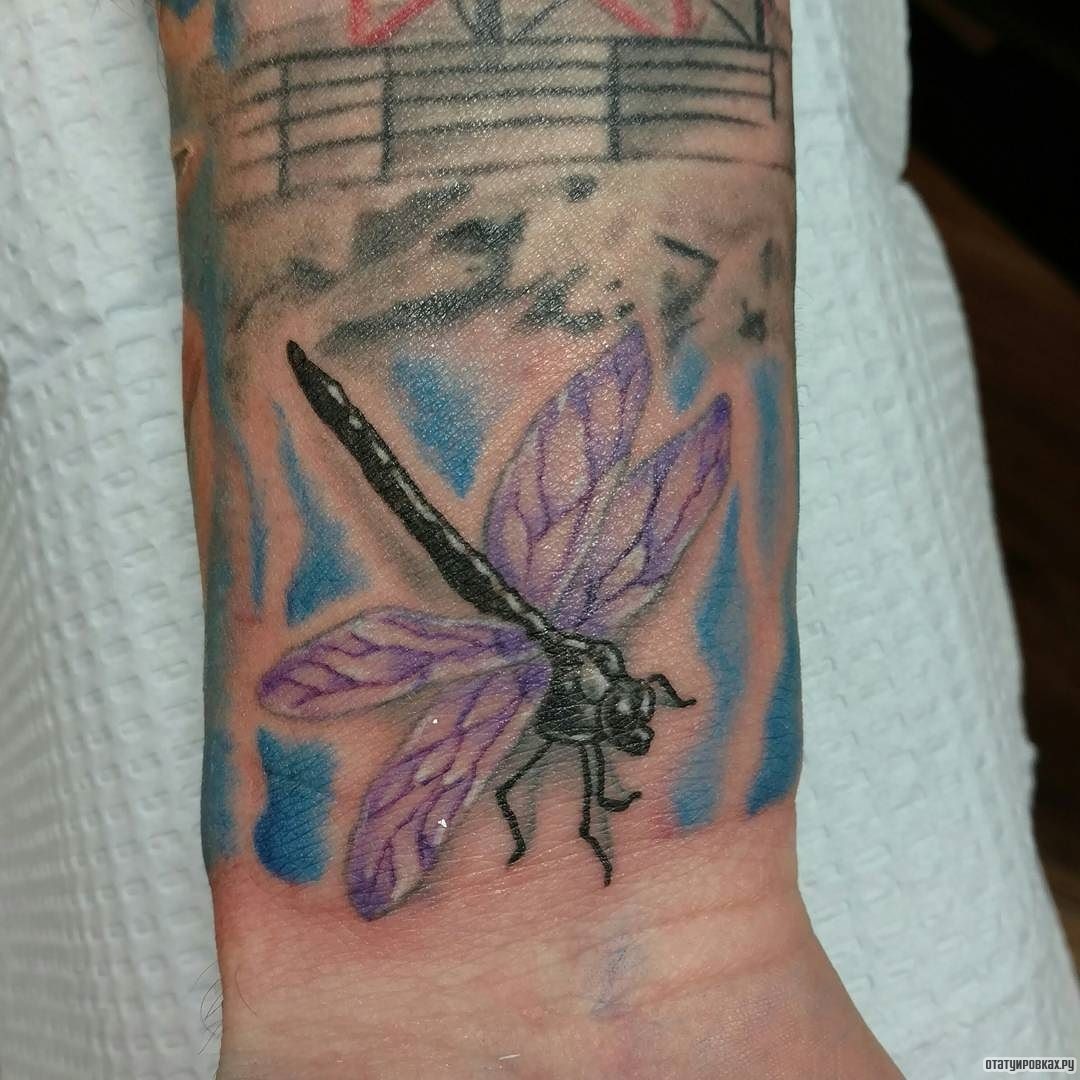 Фотография татуировки под названием «Стрекоза с сиреневыми крыльями»