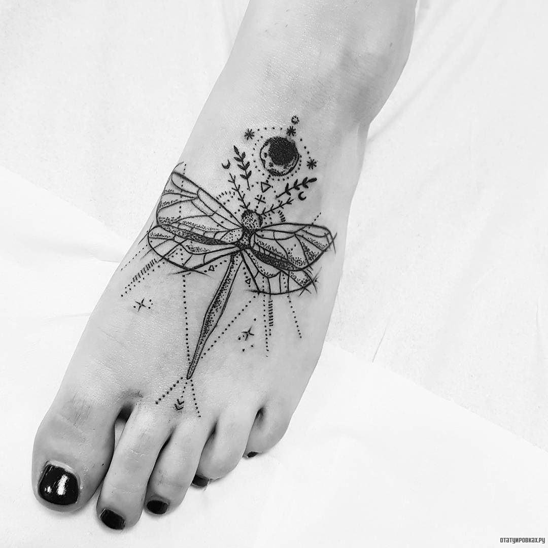 Фотография татуировки под названием «Стрекоза как черный узор»