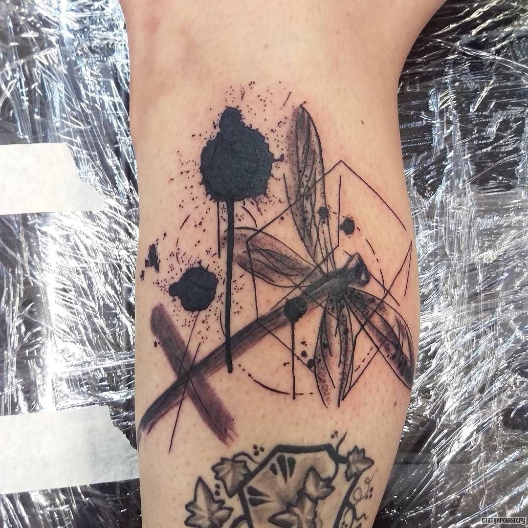 Фотография татуировки под названием «Стрекоза с пятнами»