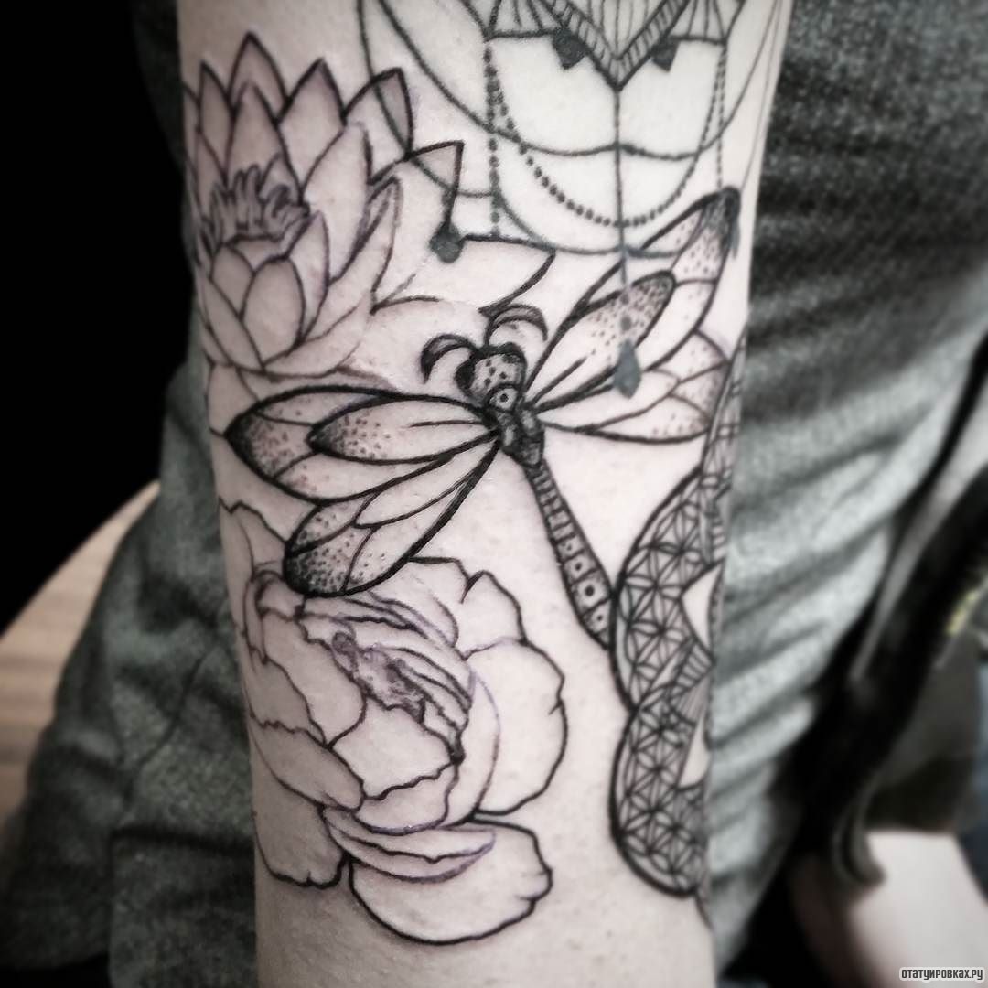 Фотография татуировки под названием «Стрекоза с цветами чб»