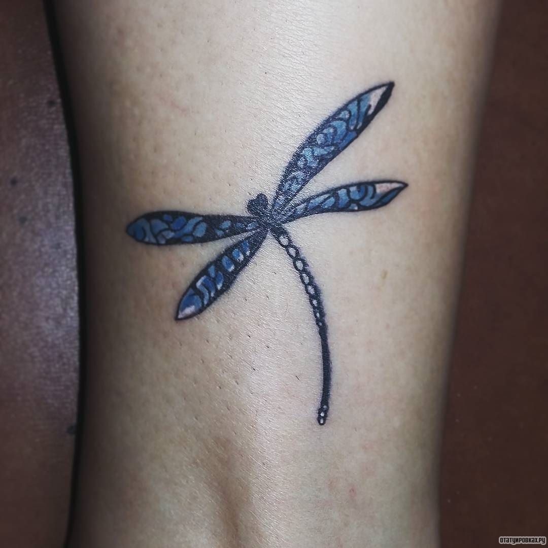 Фотография татуировки под названием «Синяя стрекоза»