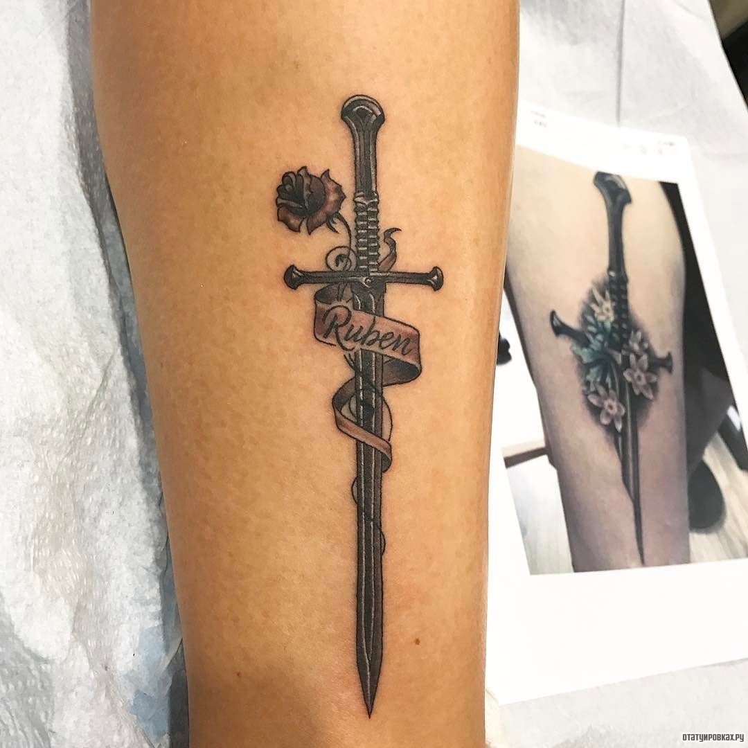 Фотография татуировки под названием «Меч, лента и роза»
