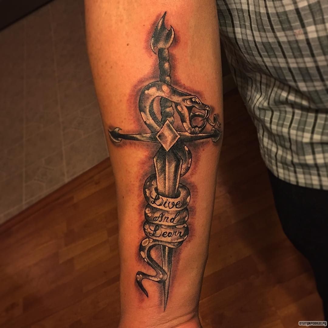 Фотография татуировки под названием «Меч и обвивающая его кобра»