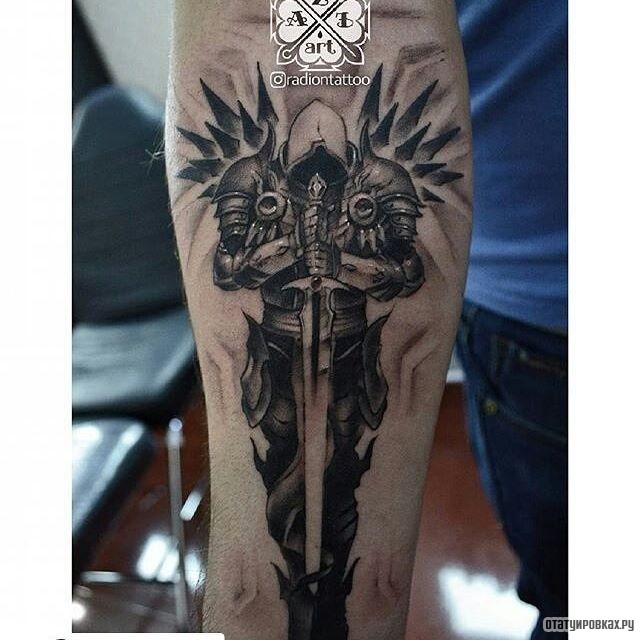 Фотография татуировки под названием «Меч и архангел»