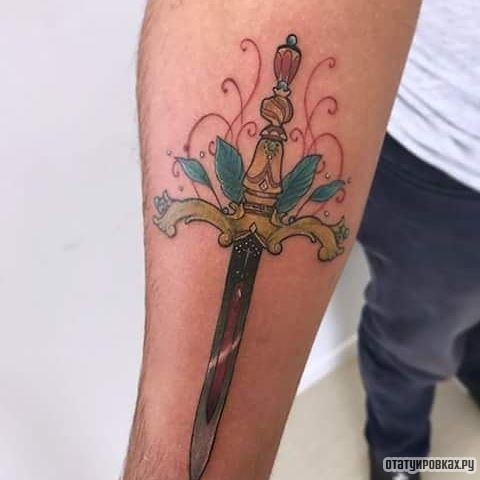 Фотография татуировки под названием «Меч с узорной рукояткой»