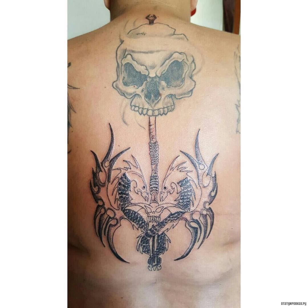 Фотография татуировки под названием «Череп на мече»
