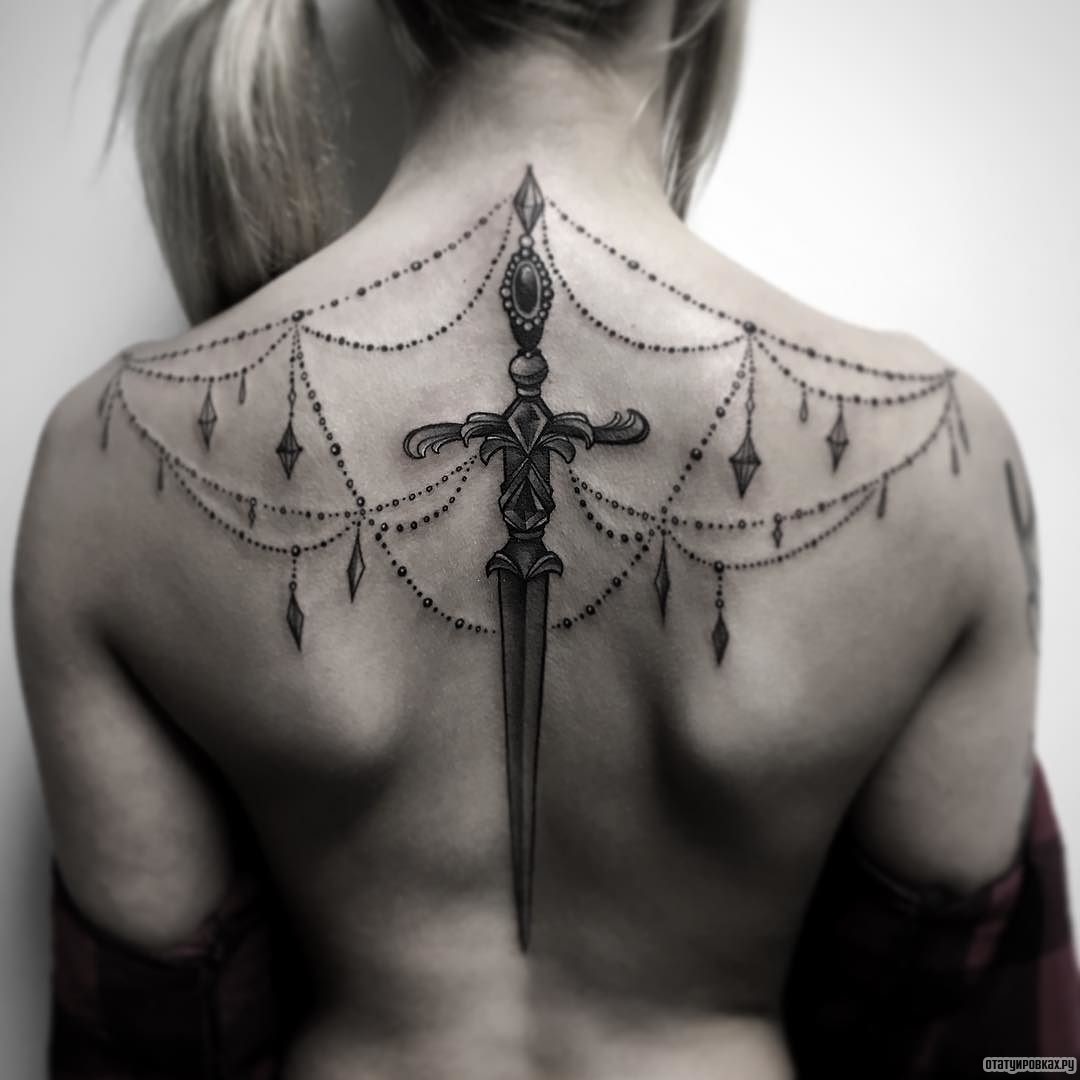 Фотография татуировки под названием «Меч и узоры»