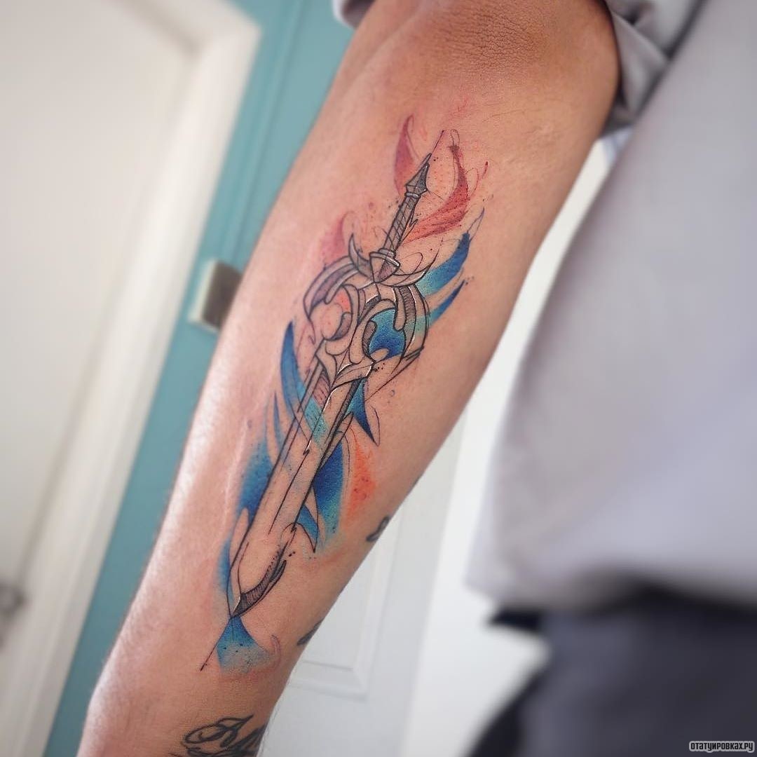Фотография татуировки под названием «Меч с красно-синими красками»