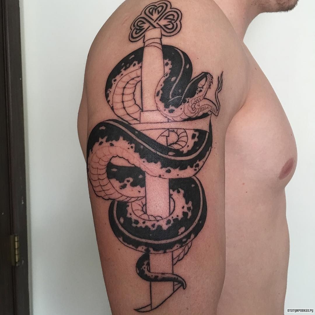 Фотография татуировки под названием «Меч с черной змеей»