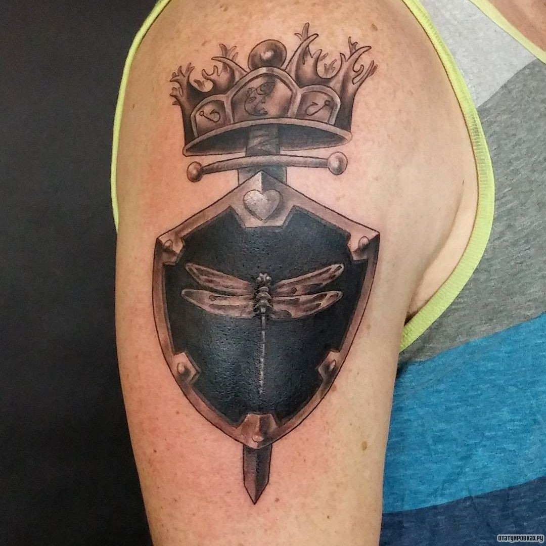 Фотография татуировки под названием «Меч с короной и стрекозой»