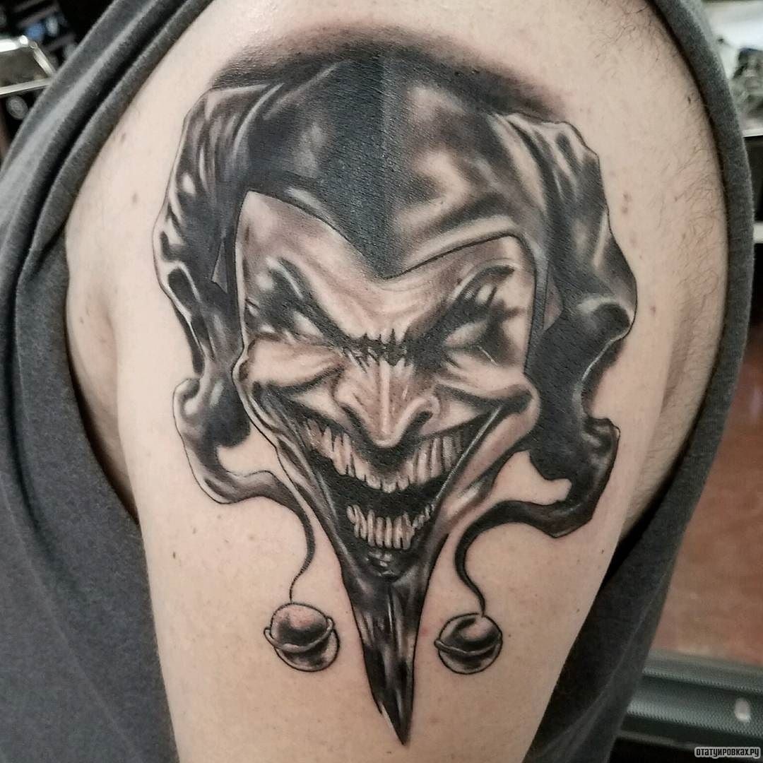 Фотография татуировки под названием «Шут чб с огромной улыбкой»