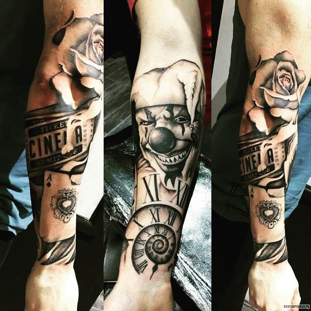 Фотография татуировки под названием «Шут с часами, картами и розой»