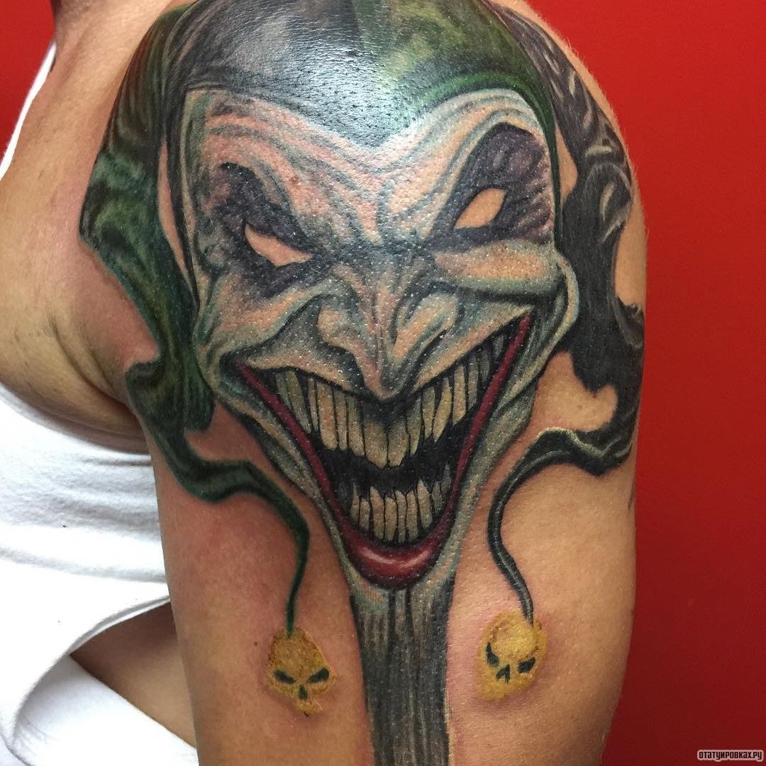 Фотография татуировки под названием «Коварная улыбка синего шута»