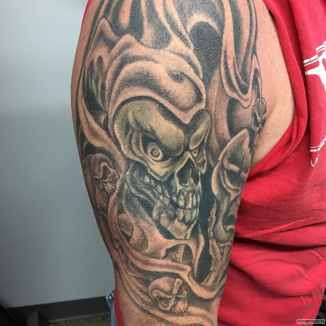 Фотография татуировки под названием «Шут в виде черепа скелета»