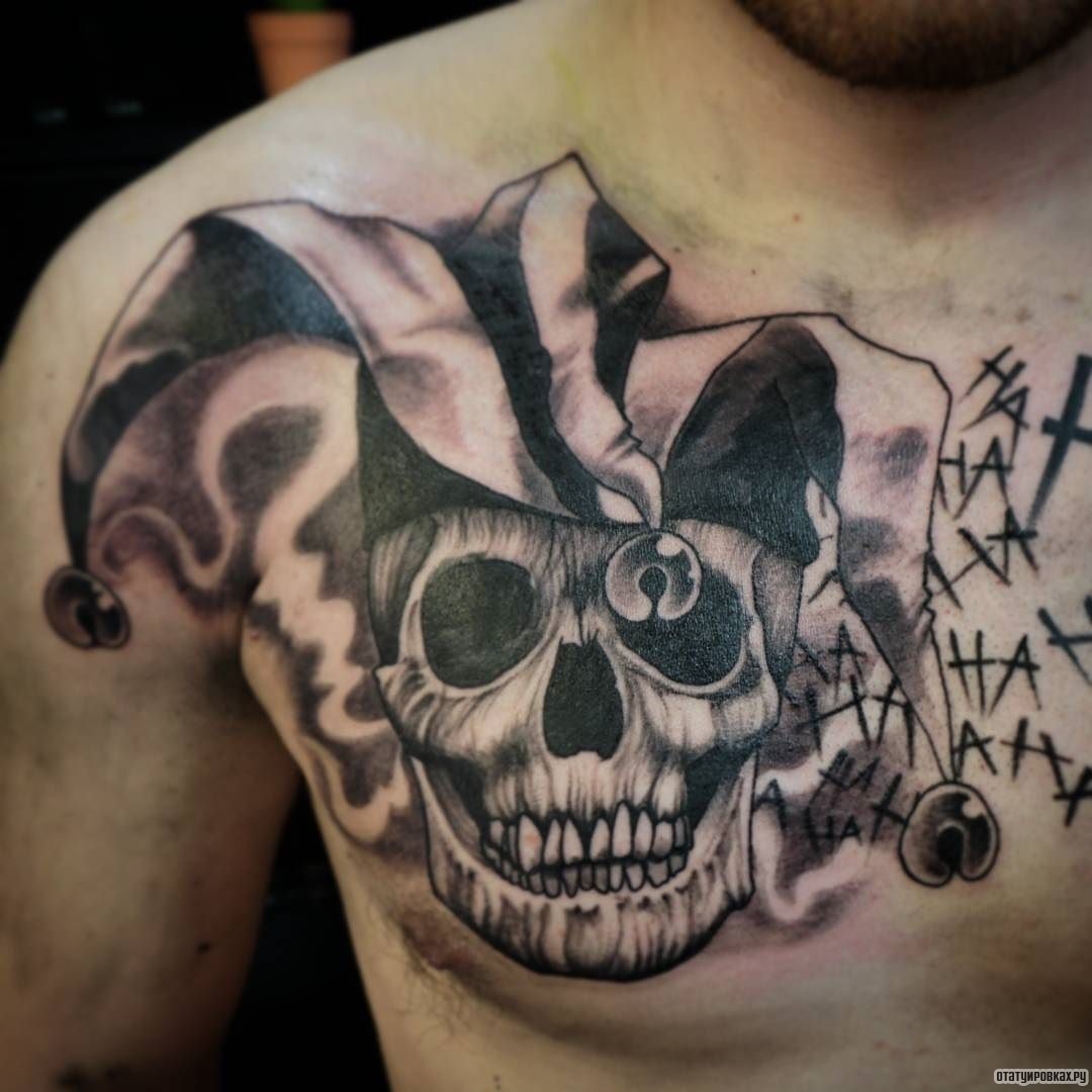 Фотография татуировки под названием «Шут как скелет в шапке»
