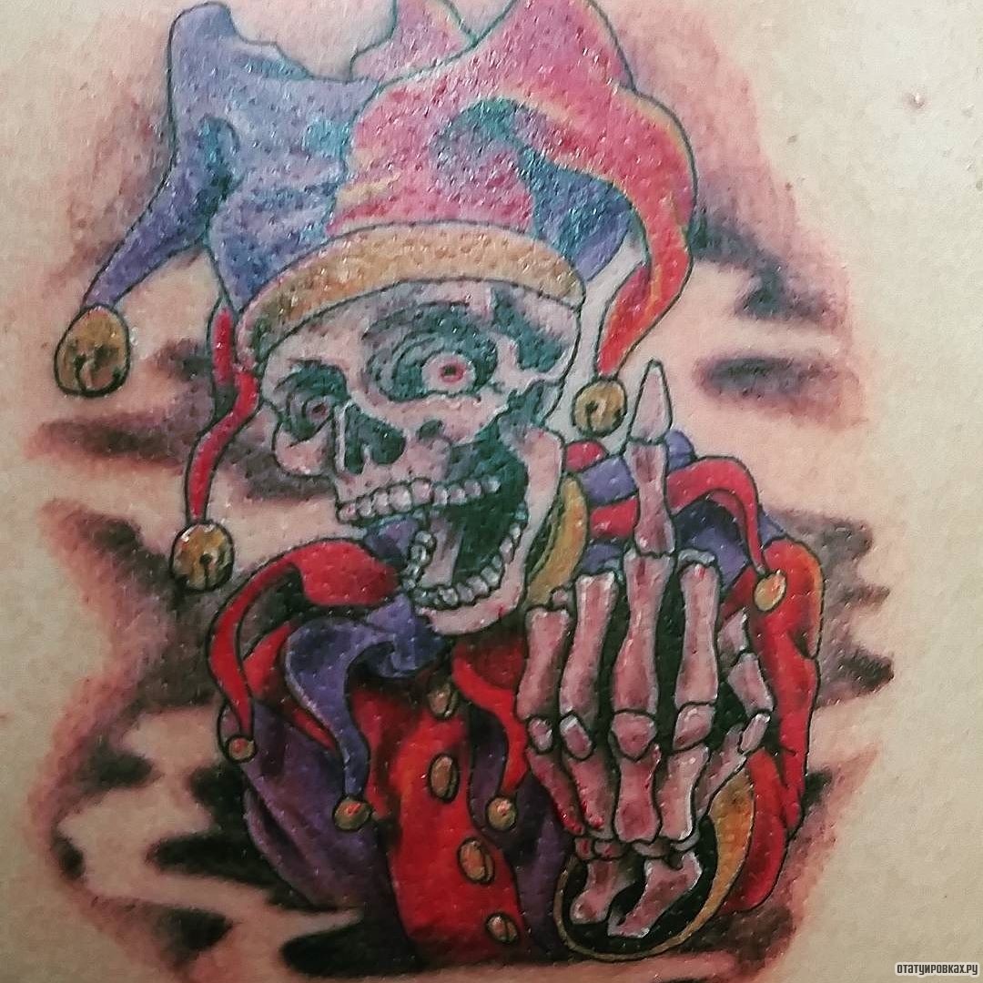 Фотография татуировки под названием «Шут показывает средний палец»