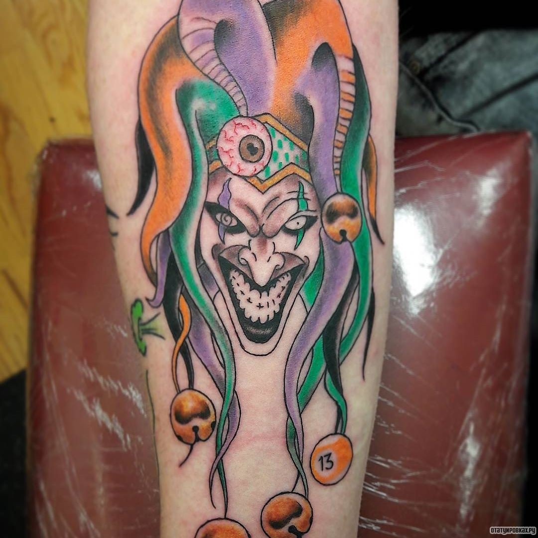 Фотография татуировки под названием «Шут с разноцветной шапкой»