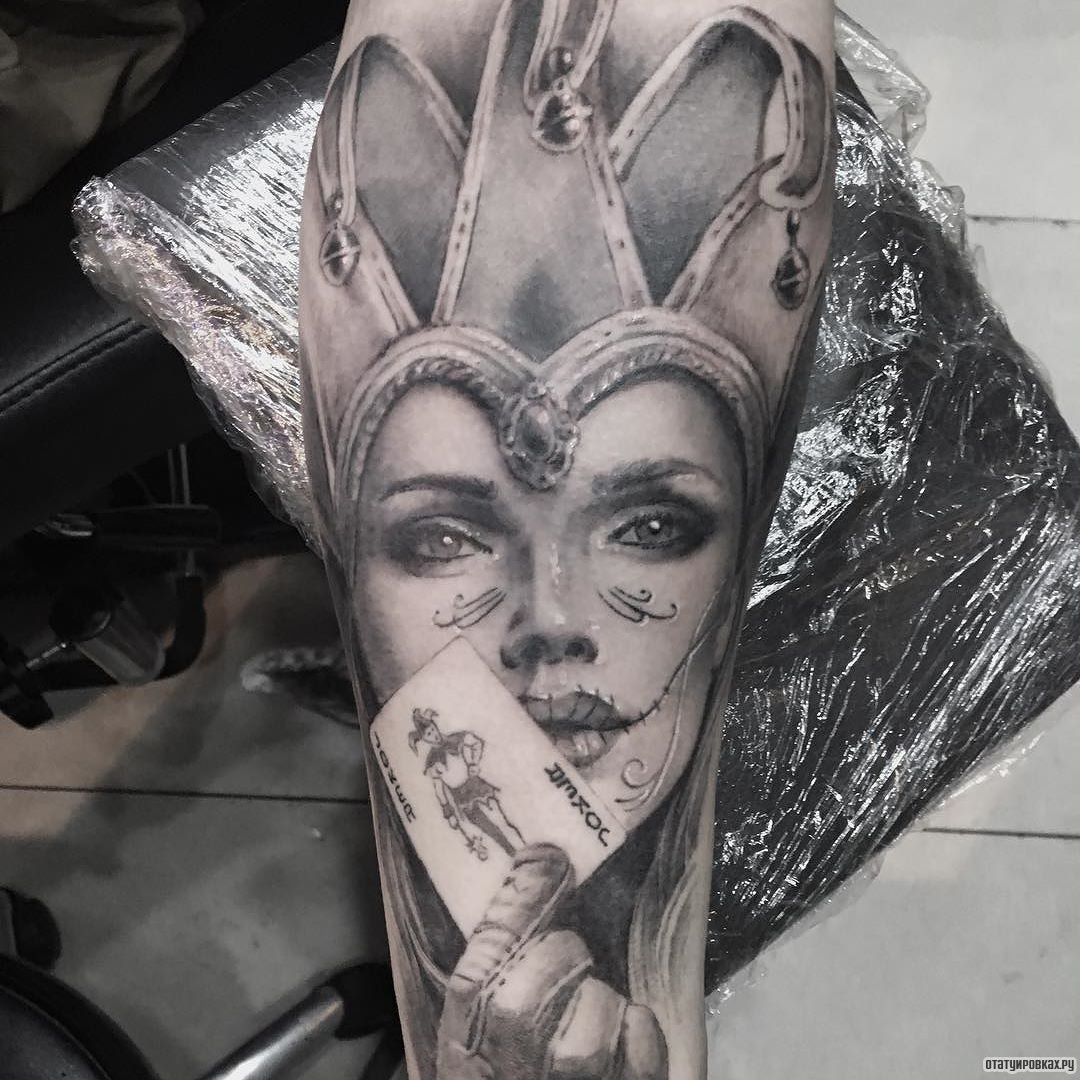 Фотография татуировки под названием «Шут в виде девушки с картой в руках»