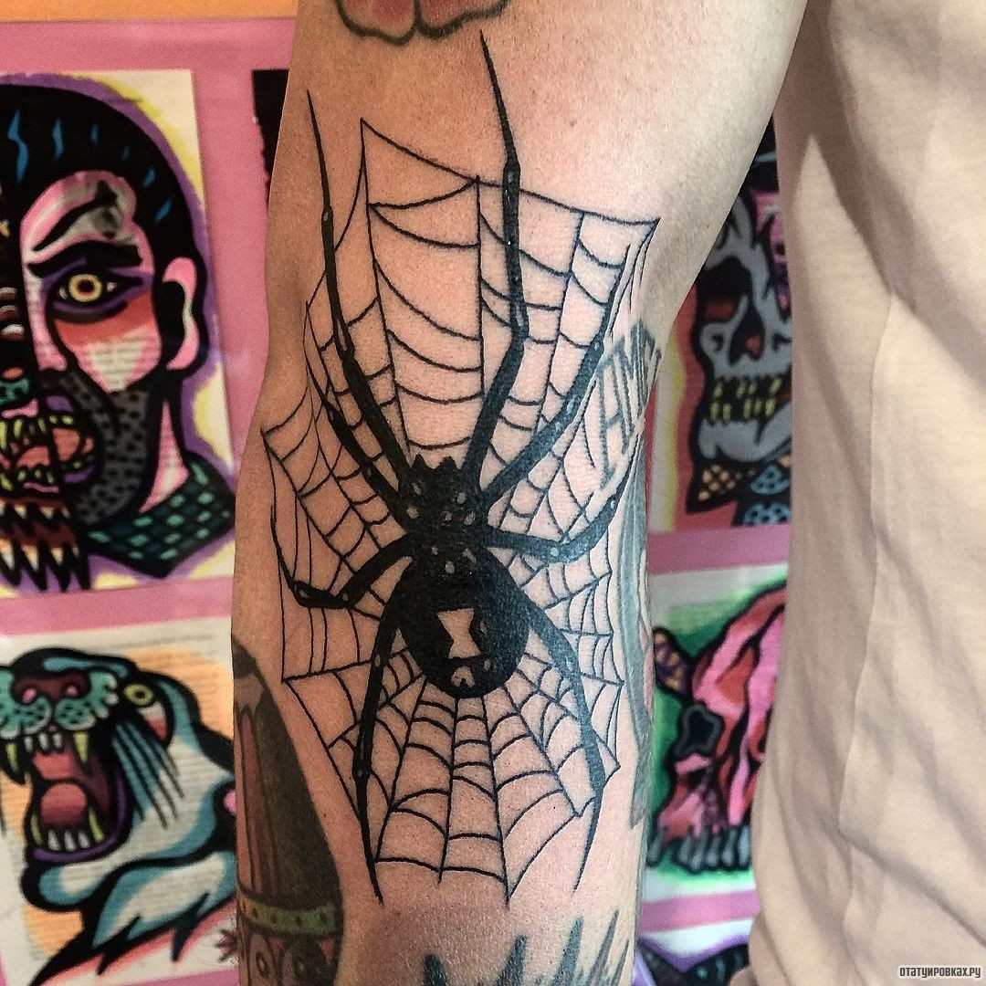Фотография татуировки под названием «Паутина и паук чб»