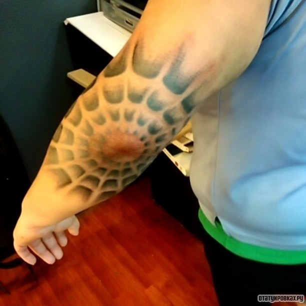 Фотография татуировки под названием «Паутина с тенями»