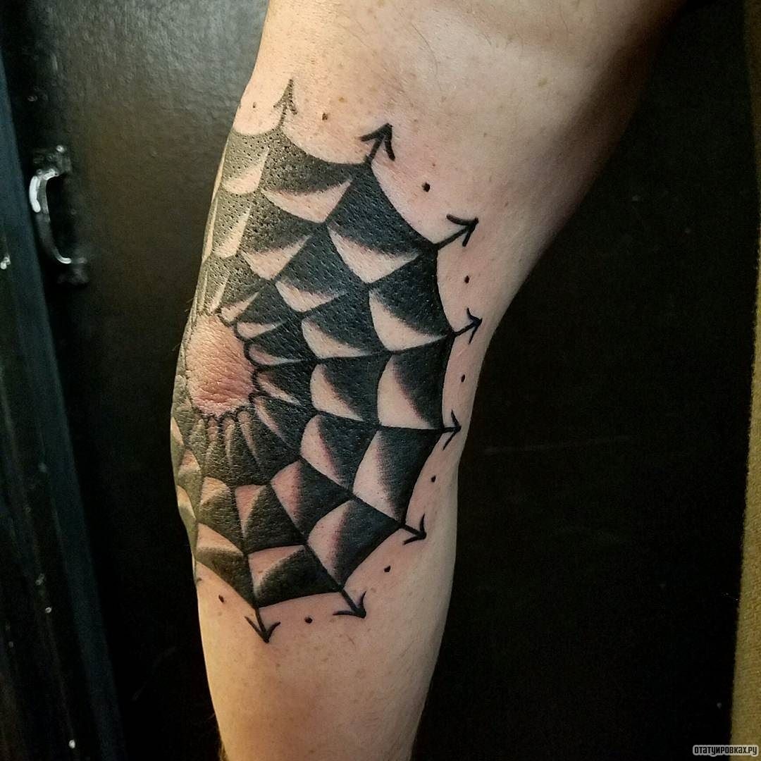 Фотография татуировки под названием «Паутина черная со стрелками»