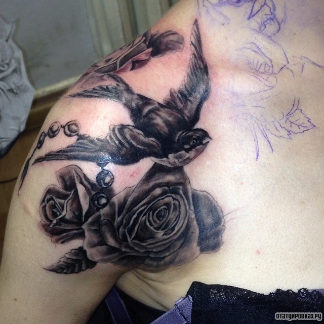 Фотография татуировки под названием «Ласточка с розой»