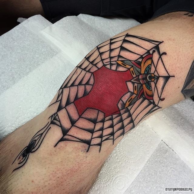 Фотография татуировки под названием «Паутина в красном цвете»