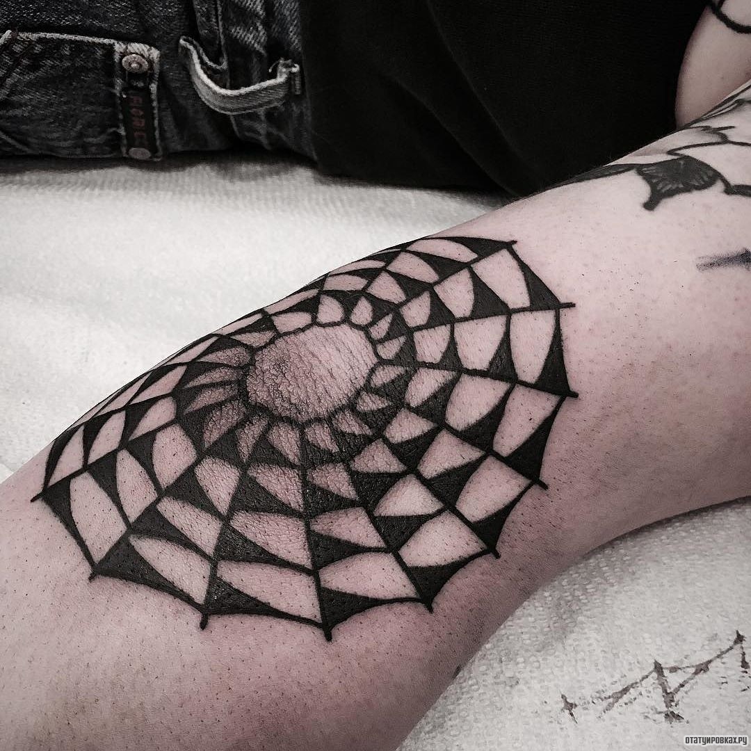 Фотография татуировки под названием «Паутина с узором»