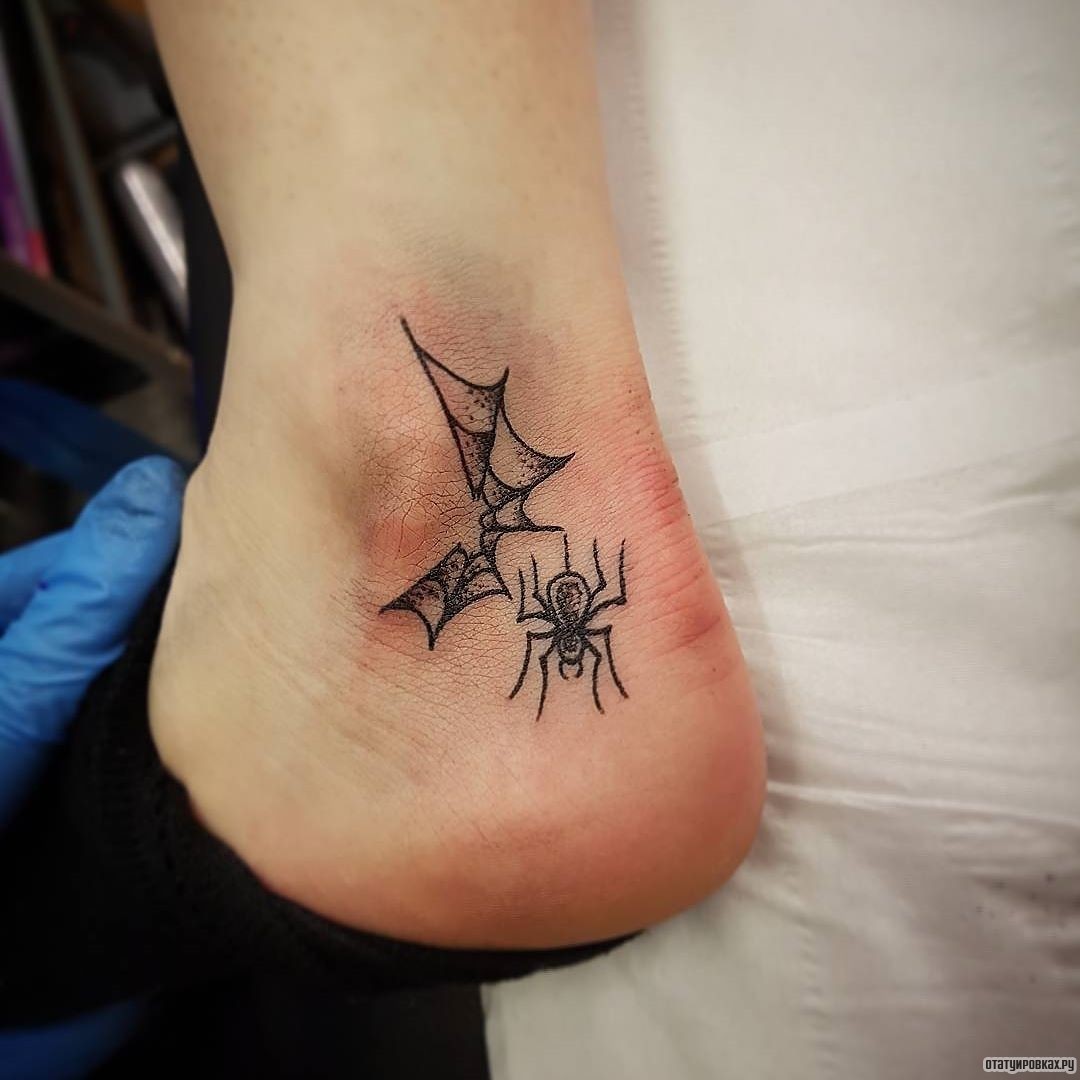Фотография татуировки под названием «Половина паутины с пауком»