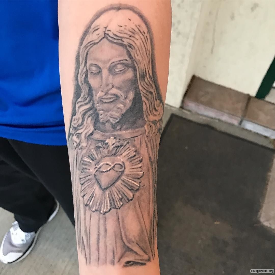 Фотография татуировки под названием «Иисус и сердце»