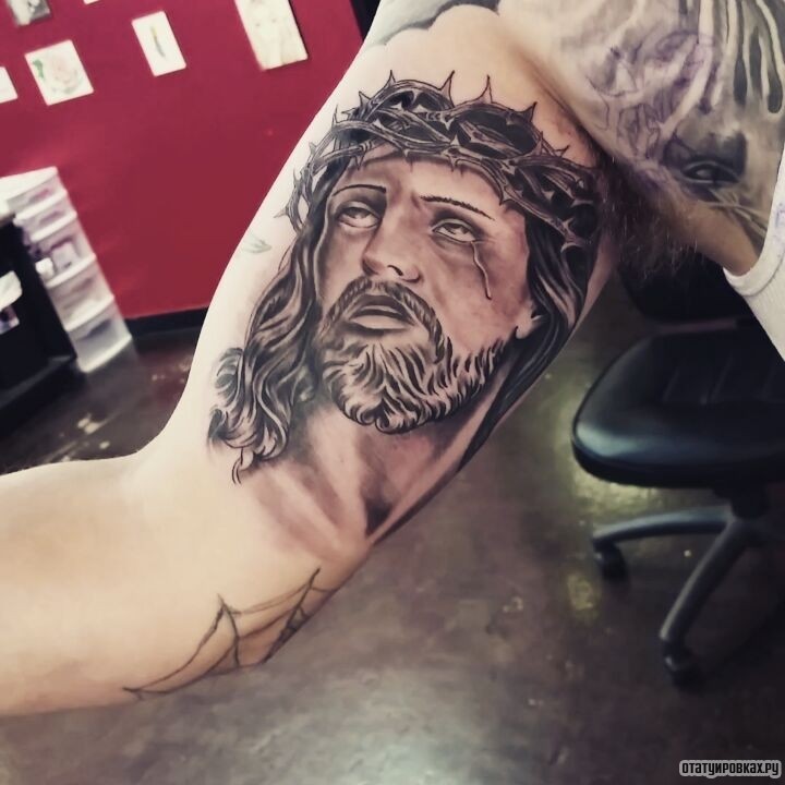 Фотография татуировки под названием «Иисус со слезой»