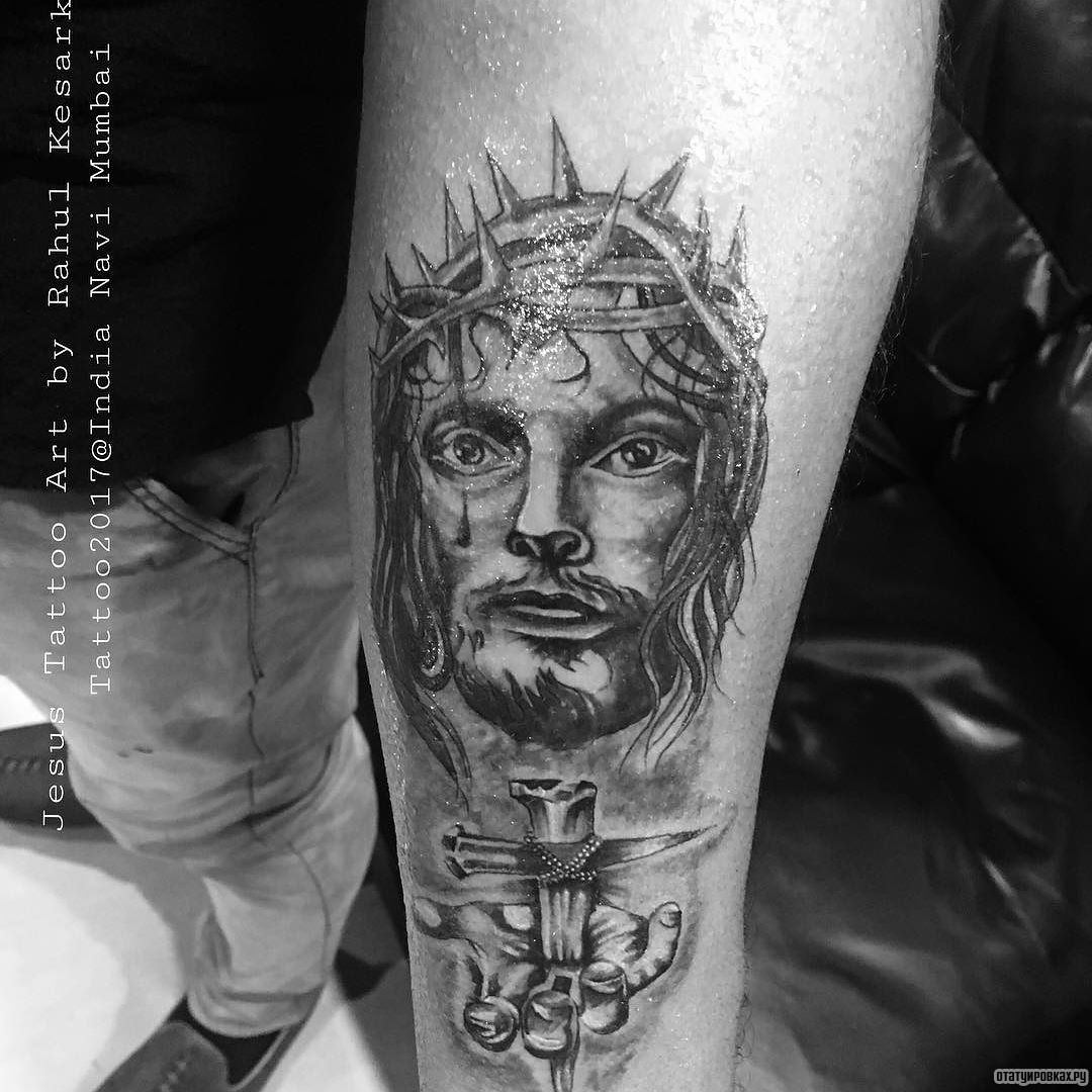 Фотография татуировки под названием «Иисус и крест, забитый в руку»