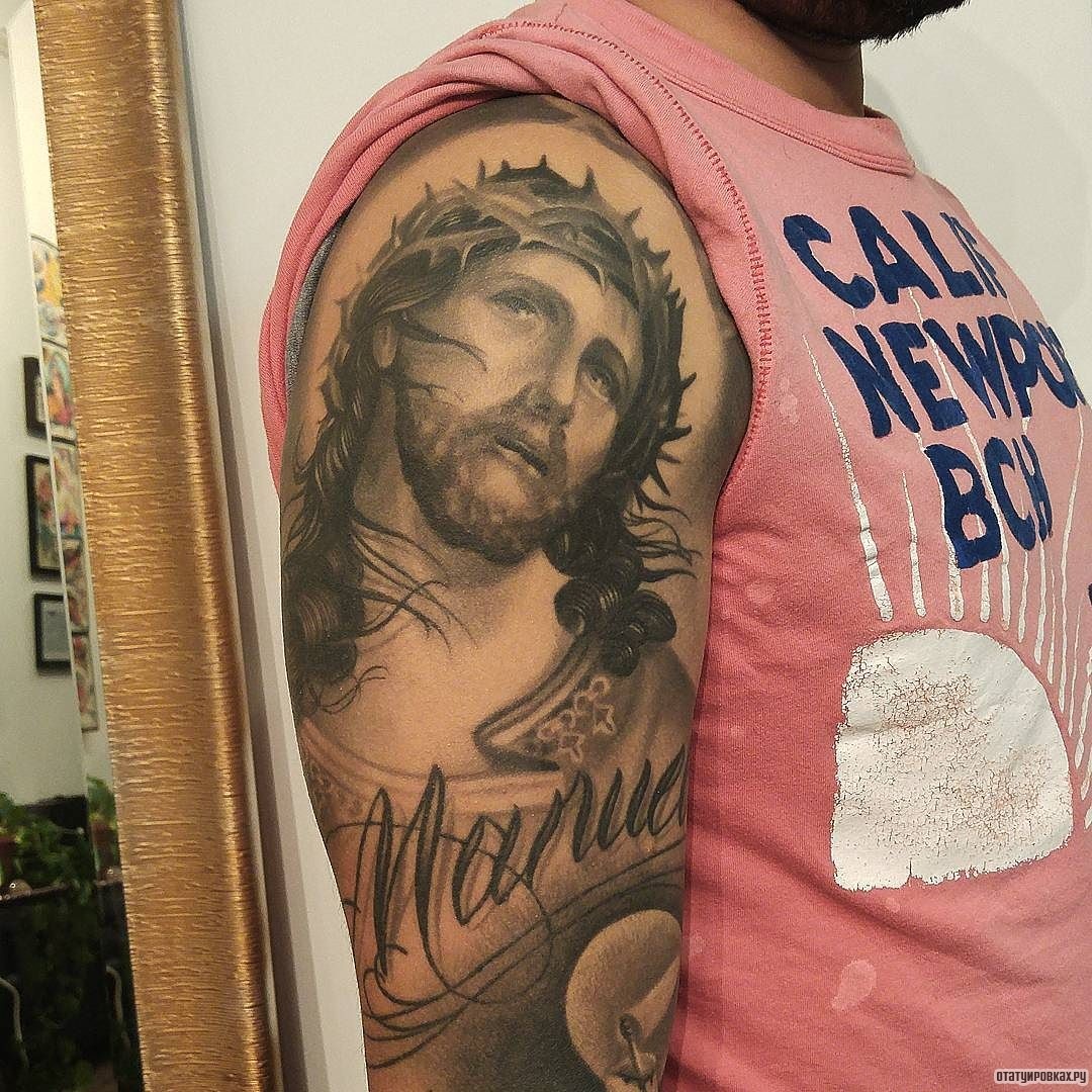 Фотография татуировки под названием «Иисус с надписью»