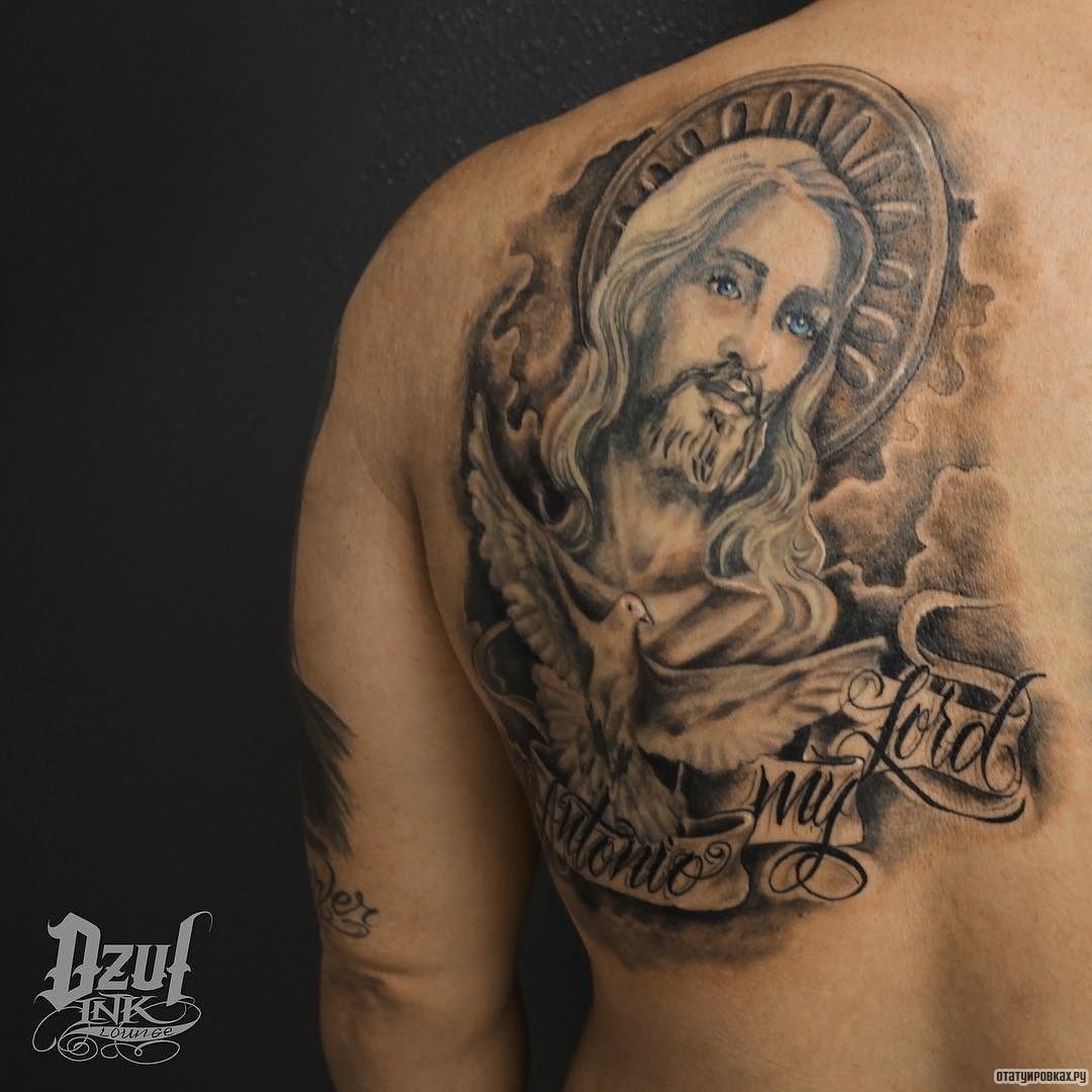 Фотография татуировки под названием «Иисус с голубем и лентой»