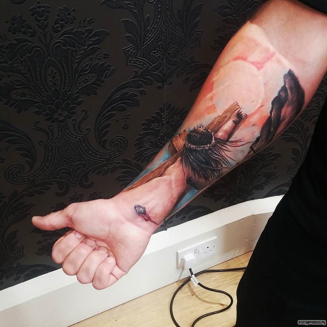 Фотография татуировки под названием «Иисус с забитым в запястье гвоздем»