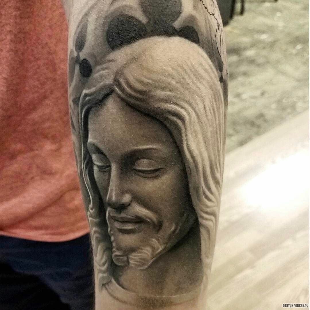 Фотография татуировки под названием «Иисус с закрытыми глазами»