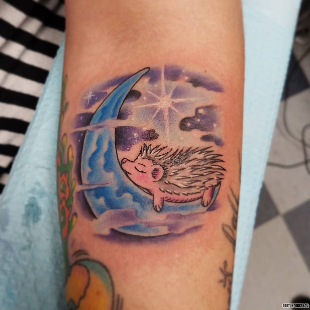 Фотография татуировки под названием «Еж на луне»