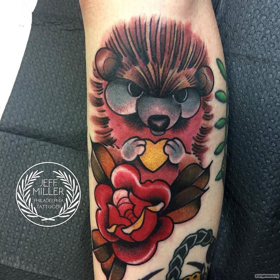 Фотография татуировки под названием «Еж, роза и сердечко»